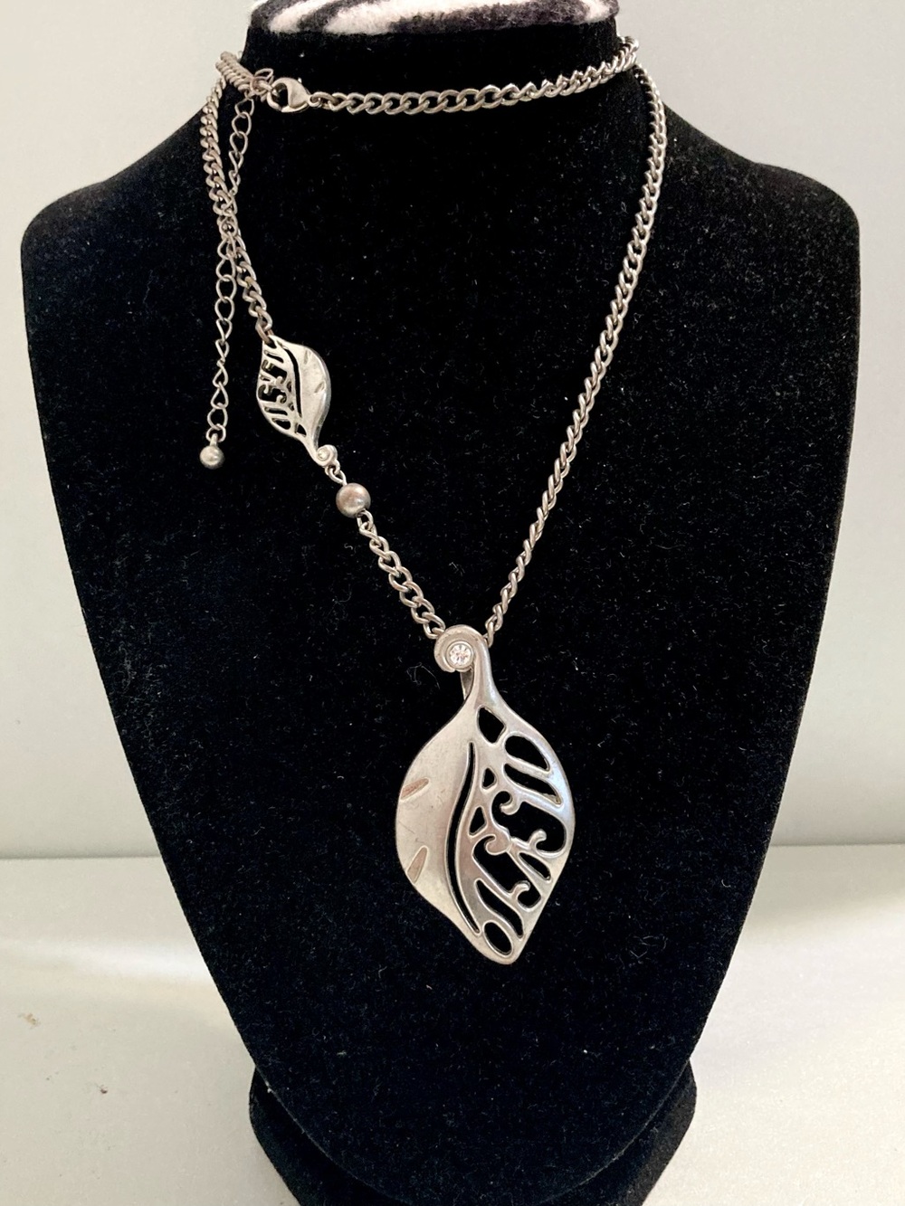 Silver tone Leaf Pendant preloved Necklace Fairycore fashion Jewelry